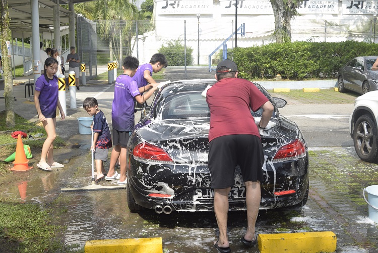 Volunteers wash cars at SUN DAC car wash event